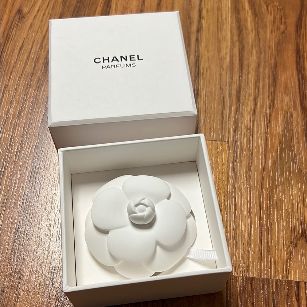 Chanel ceramic camellia works like diffuser.
